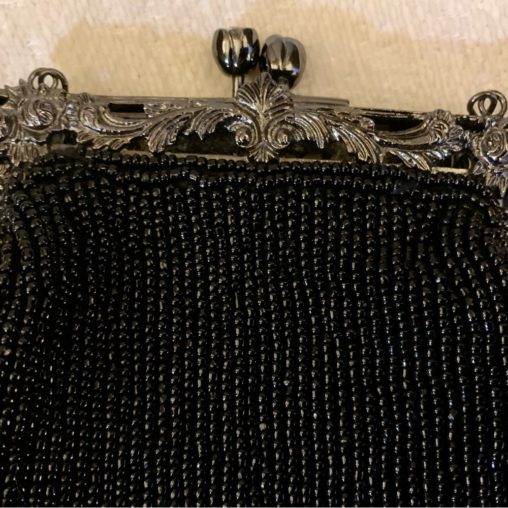 LN BEAUTIFUL BLACK HAND BEADED EVENING BAG. 21” CHAIN DROP. RHINESTONE CLOSURE - Picture 6 of 8